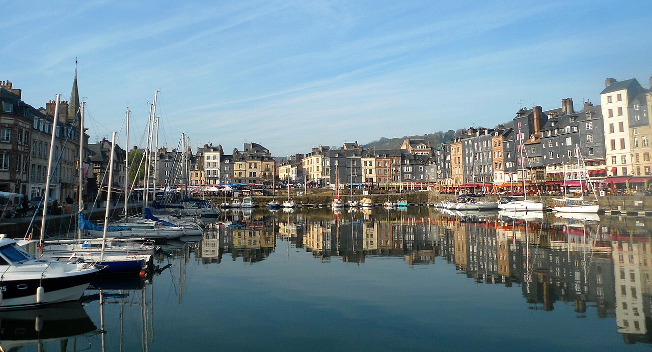 Puerto de dársena vieja en Honfleur, Francia